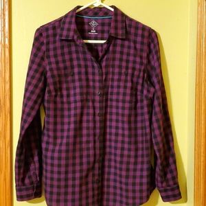 🛍St. John's Bay Ladies plaid button down shirt, Size M